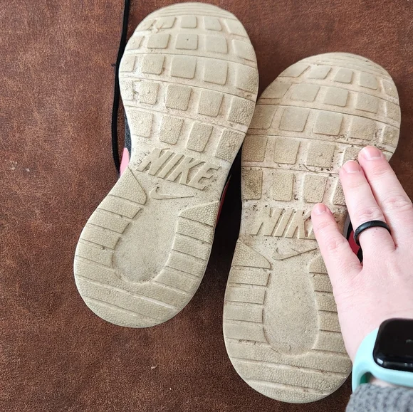 Nike Youth Size 4 Black and Pink Running Shoes - Picture 2 of 7